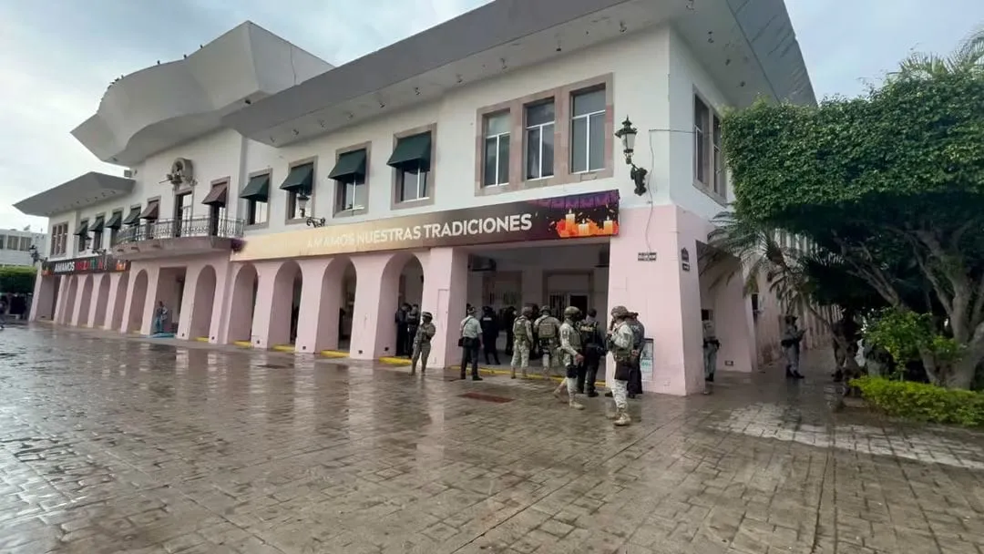 Tiran cabeza humana en el Ayuntamiento de Mazatlán
