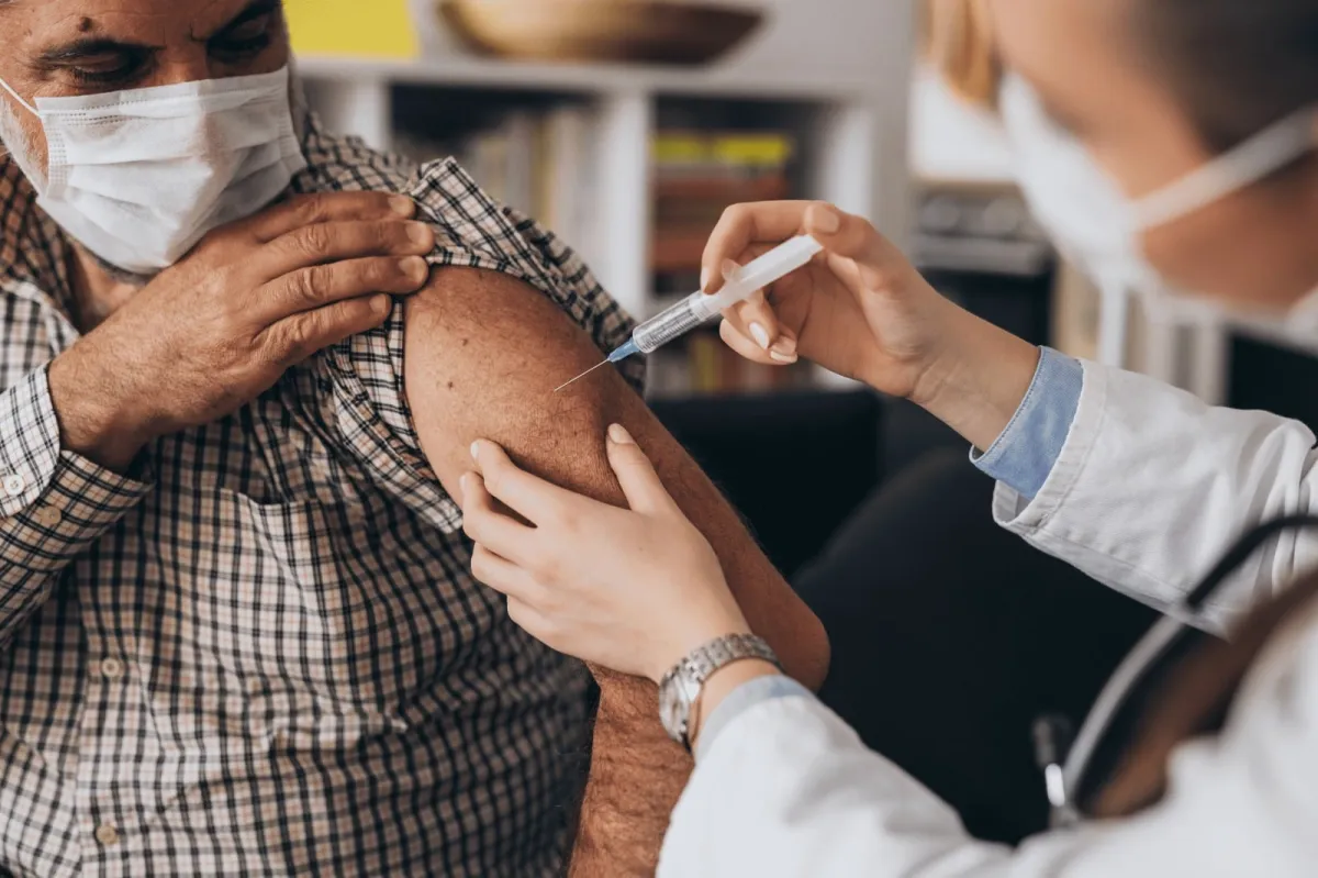 Vacunación invernal en México: aplicarán 50 millones de dosis contra influenza y COVID-19