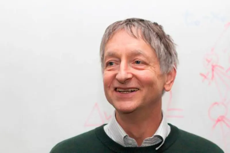 Geoffrey Hinton, "padrino de la IA": "Va a generar un desempleo masivo y un enorme aumento de las ganancias. Ese es el sistema capitalista"