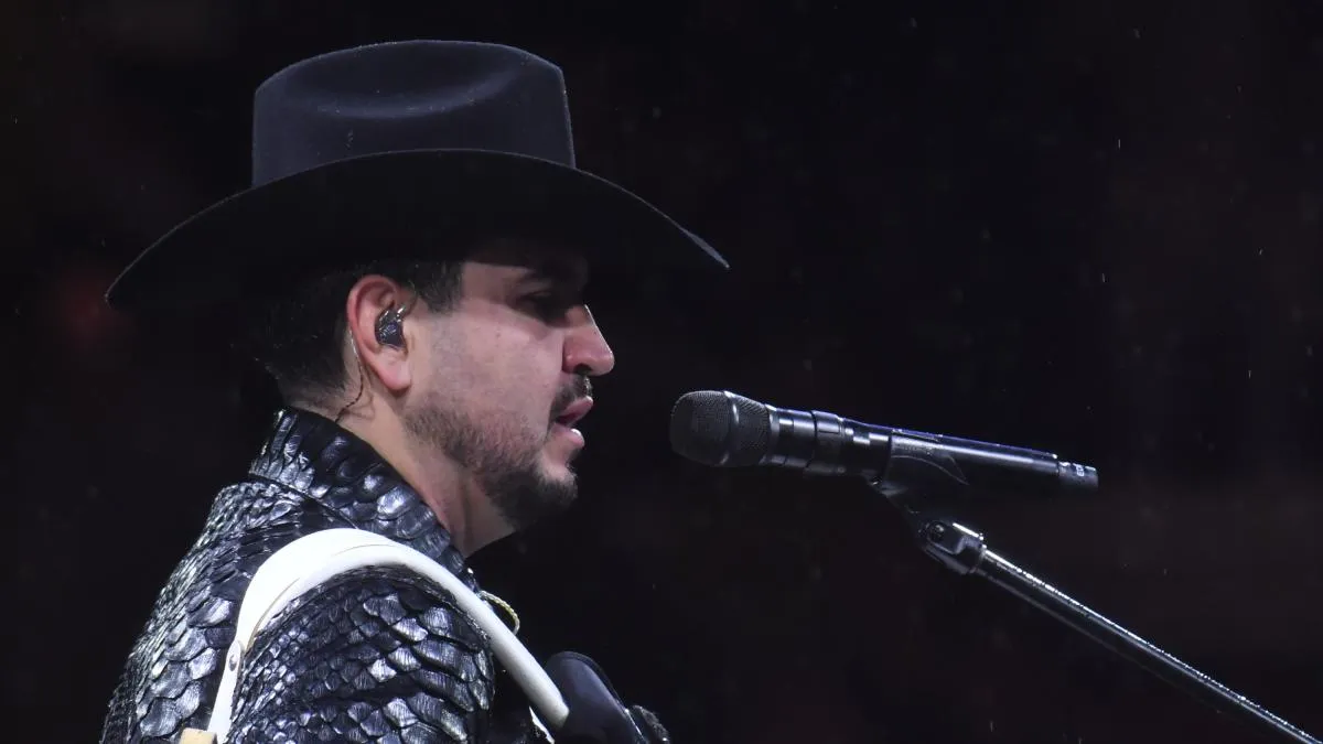 Ni la lluvia lo detuvo: Edén Muñoz canta 40 canciones en la Plaza México