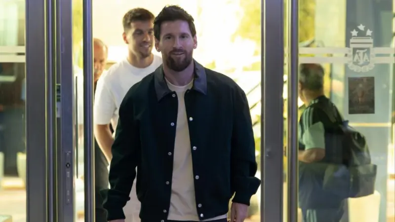 “Bienvenido, Capitán”: Messi ya está en Ezeiza y Argentina se prepara para su despedida