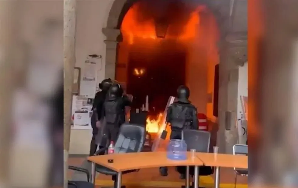 Lanzan explosivos en acceso al Congreso de Jalisco