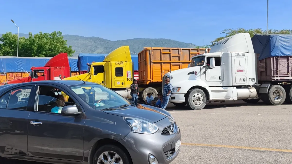 Transportistas de Chiapas protestan por alza de casetas y su mal servicio