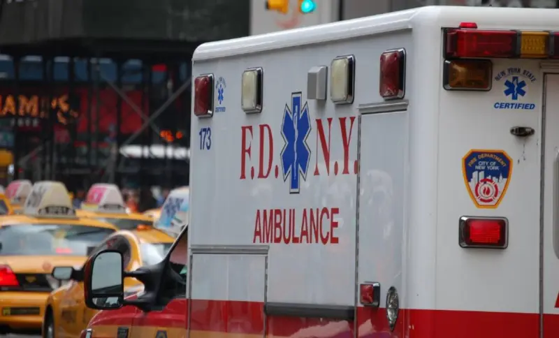 Impacta auto robado contra poste y provoca incendio en Brooklyn