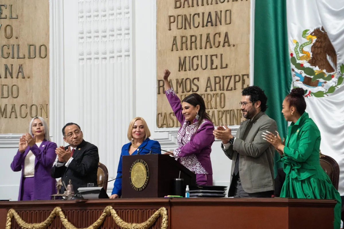 Entre chinelos y simpatizantes, Clara Brugada llega al Congreso para presentar su Segundo Informe