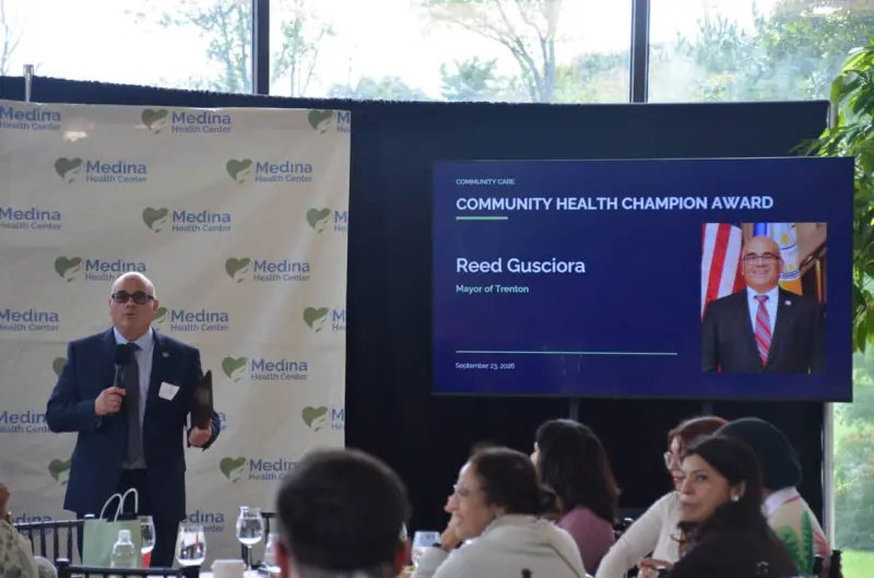 Premia Medina Health Center al alcalde de Trenton por avances en salud