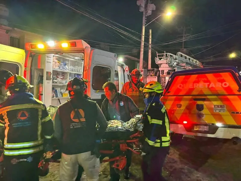 Hombre de la tercera edad sale con quemaduras tras fuerte incendio en su vivienda