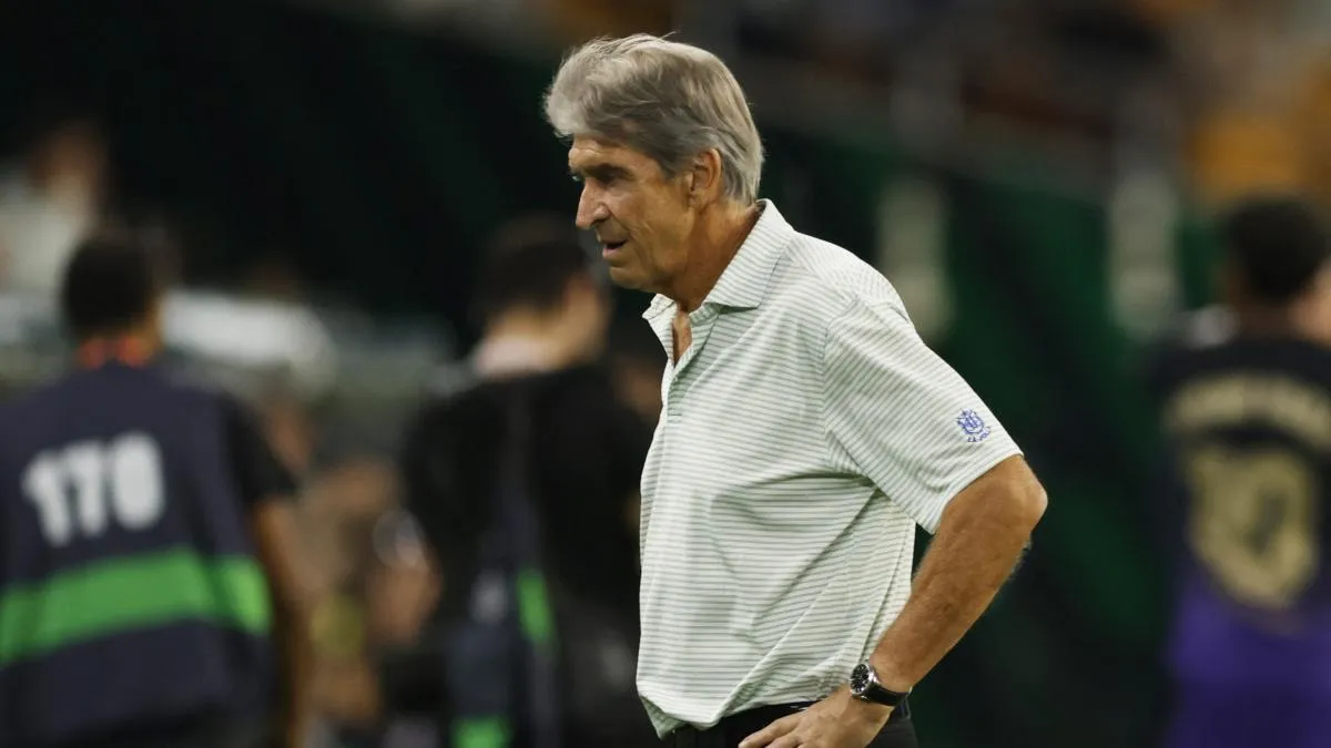 Pellegrini critica actuación del árbitro Ricardo de Burgos tras goleada del Barcelona al Betis
