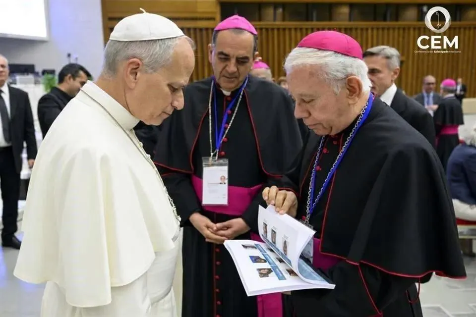 CEM entrega al Papa León XIV libro sobre desaparecidos en México