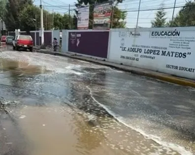Sufren niños por aguas negras en escuela primaria de Teoloyucan