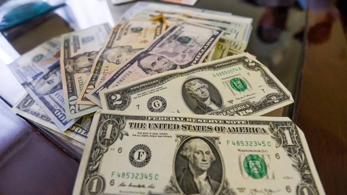 Peso cede terreno ante el dólar y BMV avanza