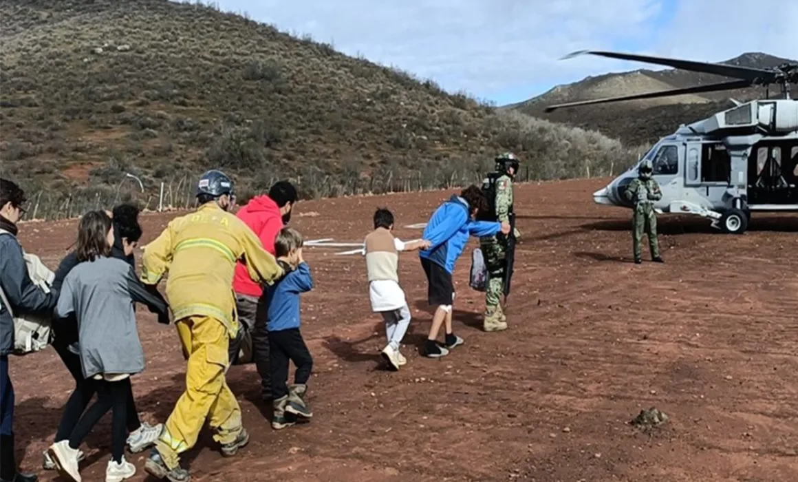 Evacúan a grupo atrapado por tormenta Rachel en Baja California