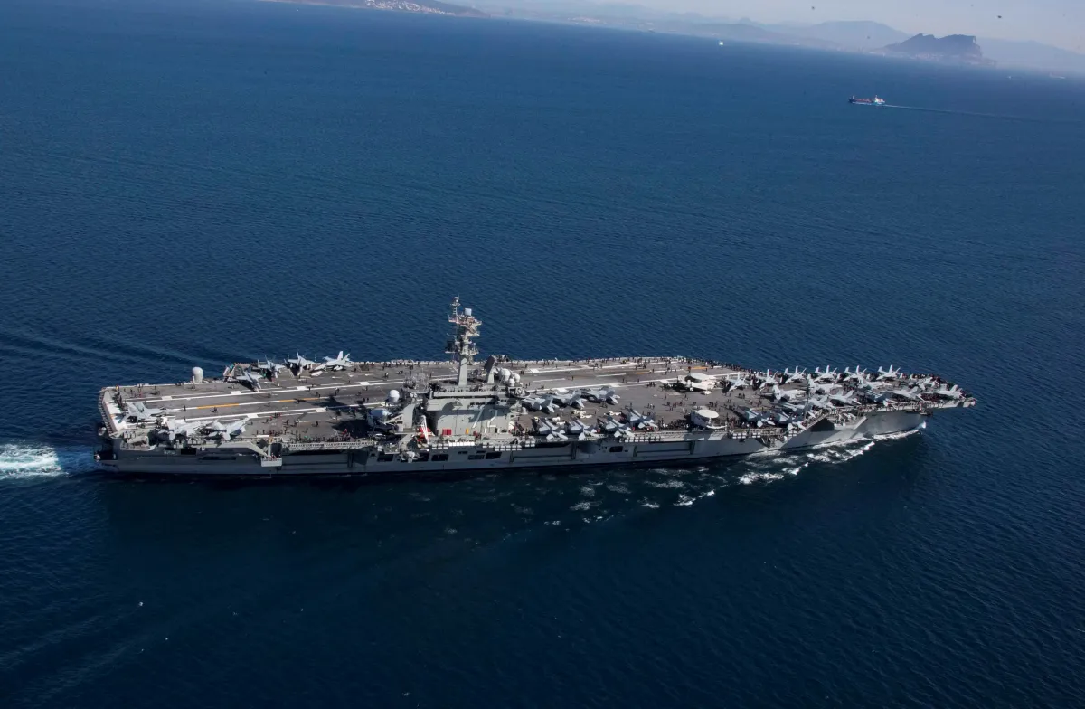 USS Abraham Lincoln regresa a San Diego tras casi 11 meses en Oriente Medio, con 265 días sin escala en puerto, problemas de abastecimiento y ocho intentos de suicidio reportados durante el despliegue