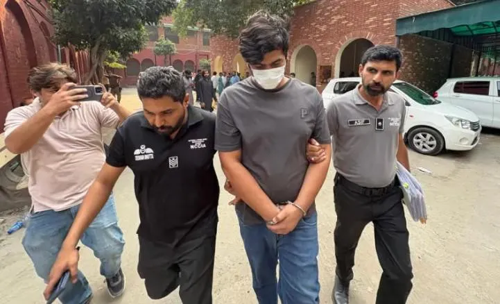 Un hombre pakistaní fue arrestado por presuntamente dirigir una estafa con el Servicio Postal de EU que causó pérdidas por valor de 126 mdd