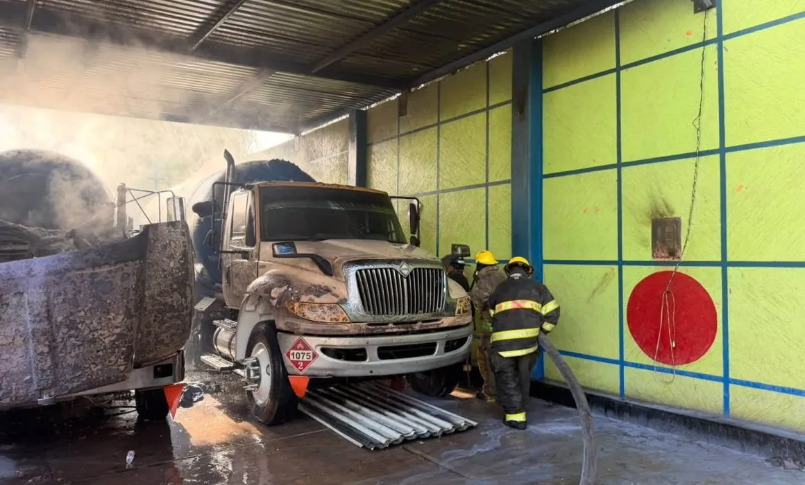Estalla gasera en Coacalco junto a 2 pipas de 40 mil litros
