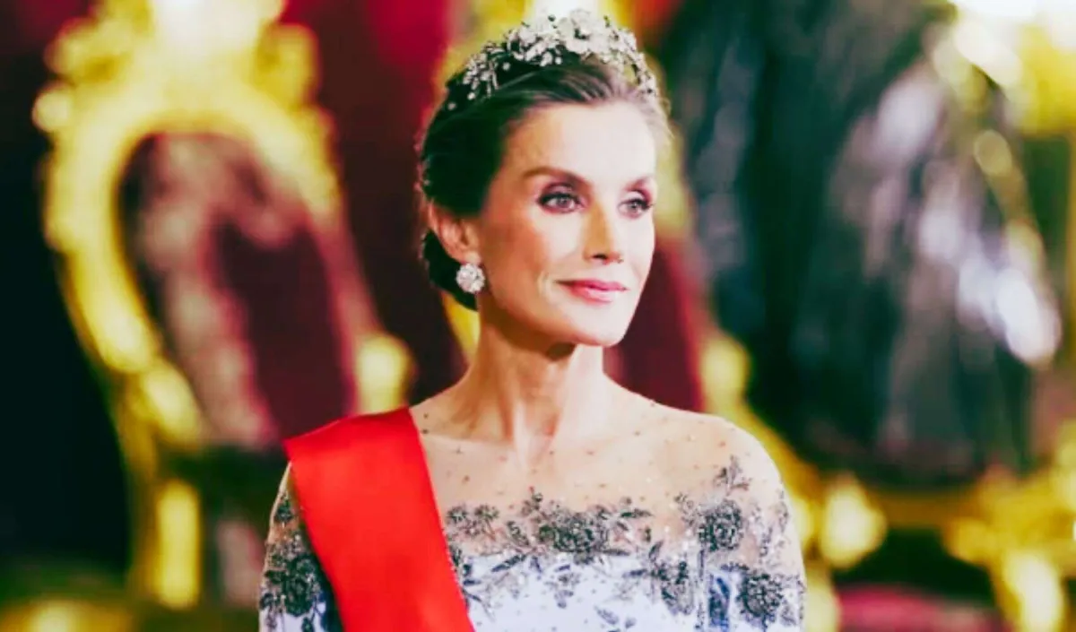 Letizia se convierte en una princesa de hielo con su espectacular estreno de Carolina Herrera