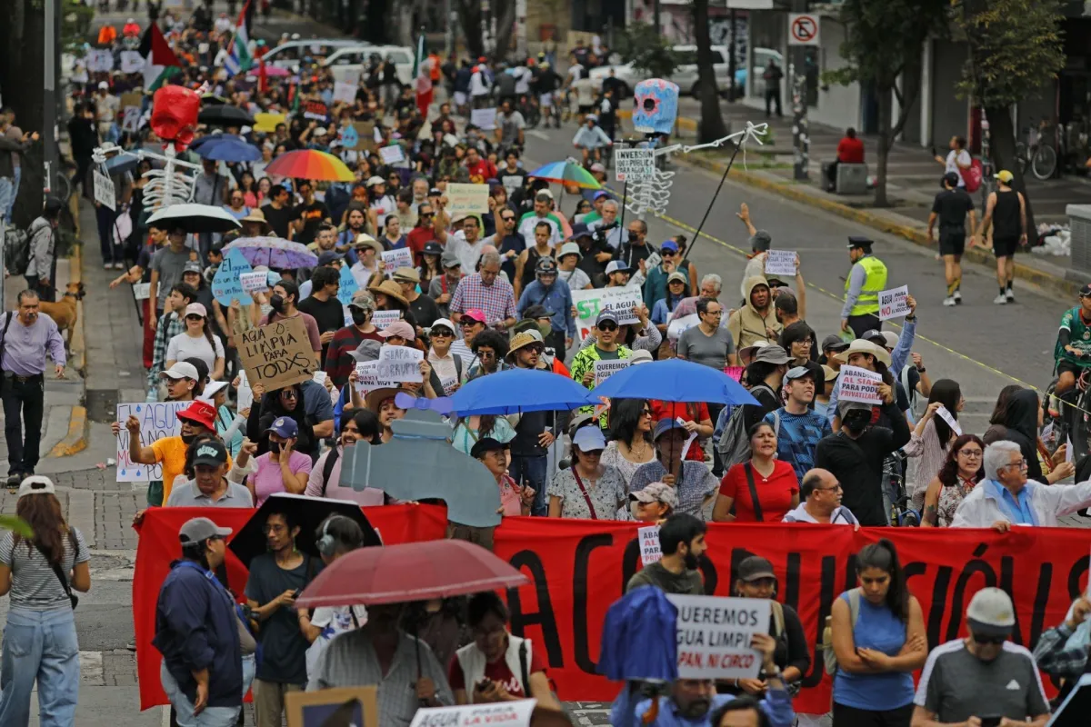 Jalisco separa a 2 policías por abusos en marcha por agua limpia; investiga a 17 más