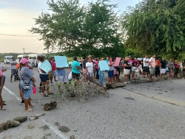 Bloquean la Acapulco-San Marcos contra cambio de director de escuela