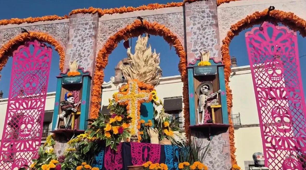 Así se vive la tradición del Día de Muertos en las calles del Centro Histórico de la ciudad de Querétaro