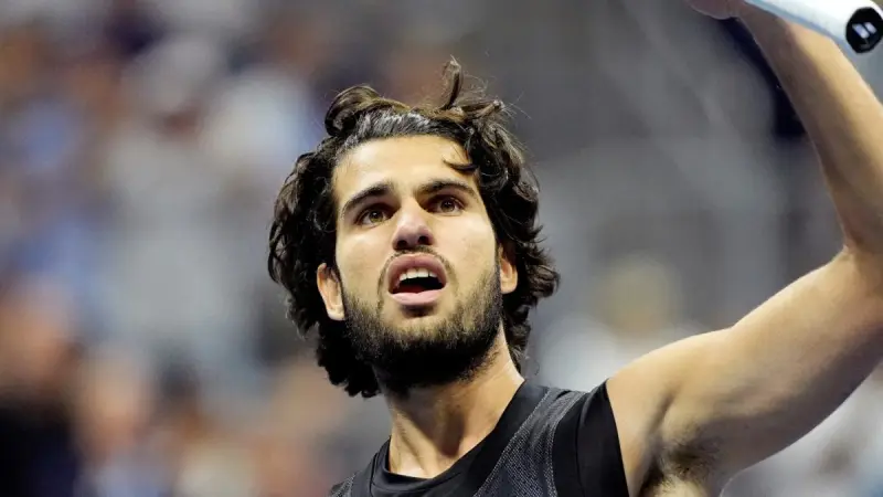 Carlos Alcaraz reconoce no estar a un gran nivel tras pasar a Semis en Tokio