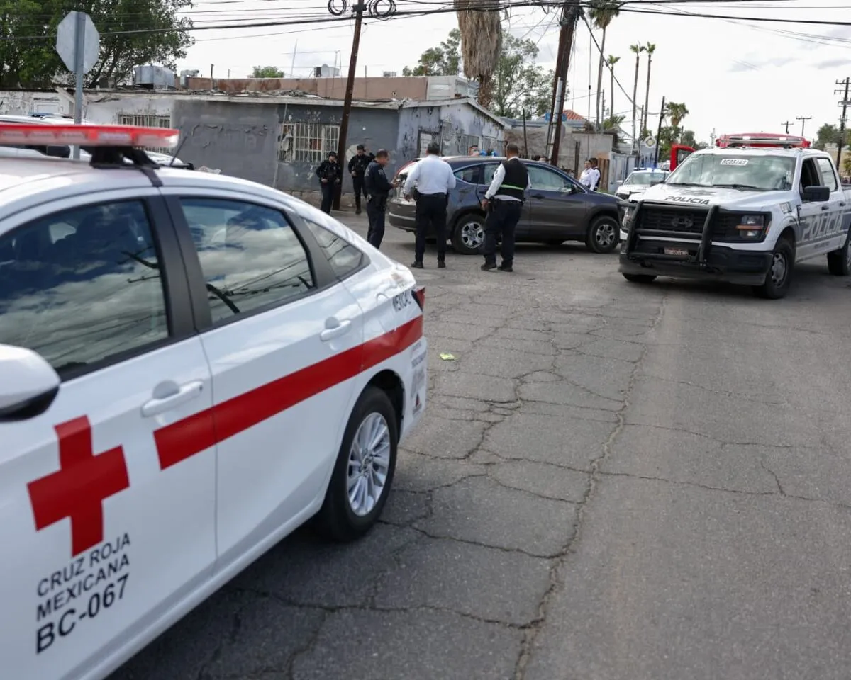 Choca patrulla municipal contra camioneta y deja una mujer lesionada
