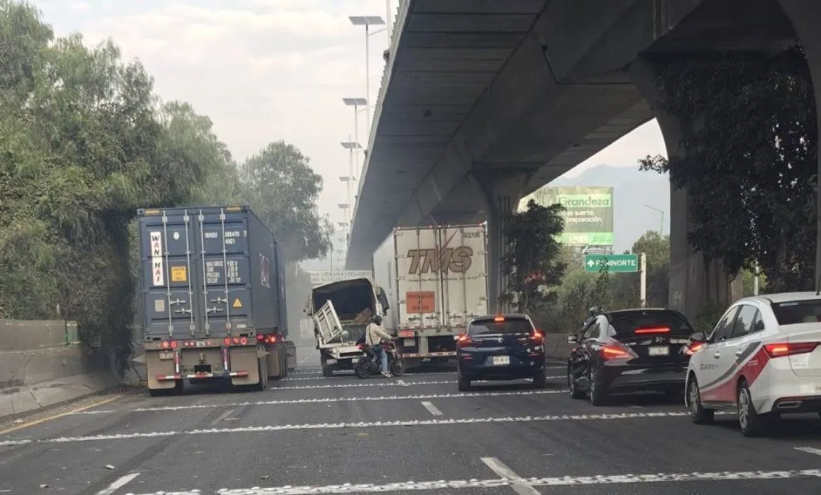 Se queda camión sin frenos; se lleva autos cerca de la Chamapa-Lechería