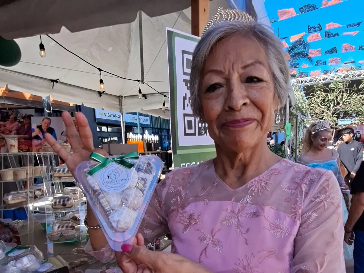 Abuelitas piden ‘triqui triqui’ para protegerse de las lluvias de El Súper Niño