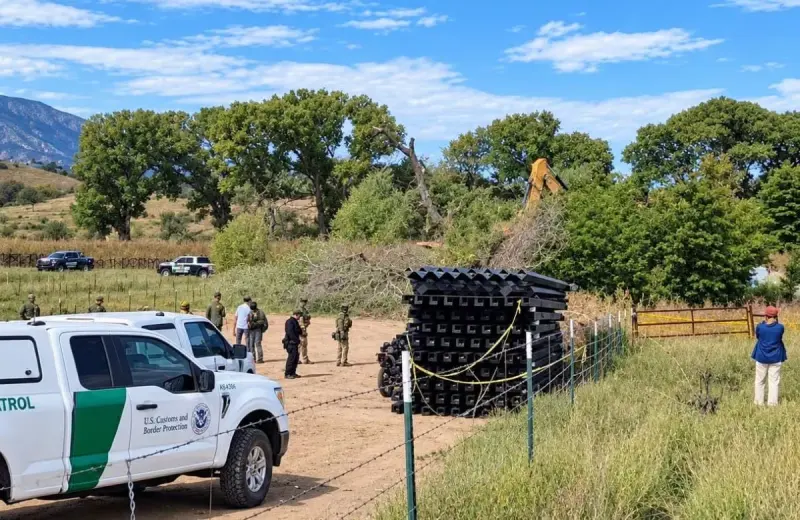 Derriban el útlimo álamo “La Abuela”, de 200 años de antigüedad, para continuar el muro fronterizo en la zona de Lochiel de Arizona; activistas fueron rodeados durante una ceremonia
