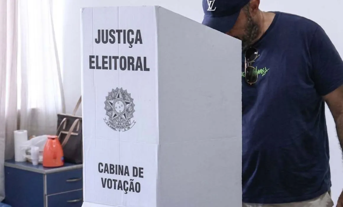 Alargan la votación presidencial en Brasil por fallas y mal tiempo