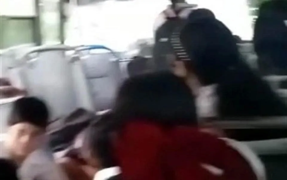 Atacan camión con alumnos en Sinaloa; hieren a chofer