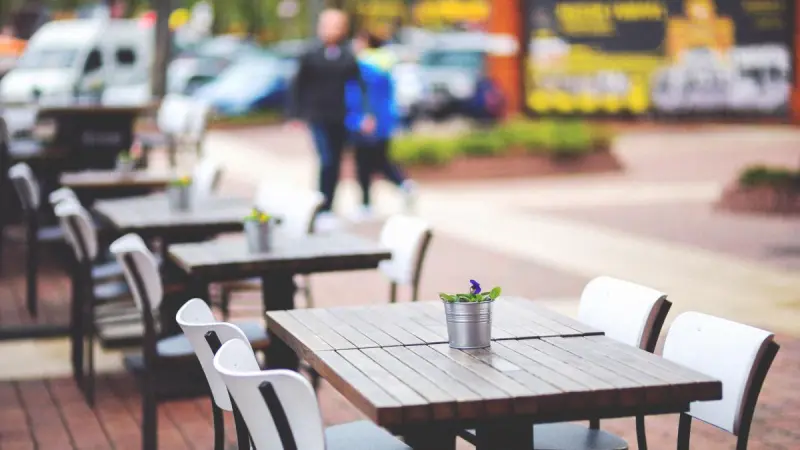 85% de quienes comen en restaurantes en México también compra en negocios cercanos