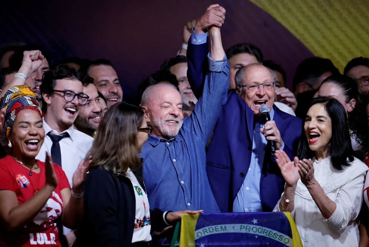 Flávio Bolsonaro se burló de los nueve dedos de Lula sin mencionar que la amputación ocurrió cuando el presidente tenía apenas 17 años y trabajaba de noche en una fábrica: “Lula, si te ofendí, te pido disculpas de verdad. No quería ofenderte”