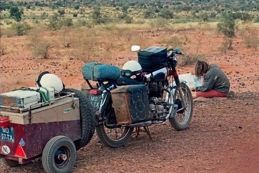 Una pareja compró una vieja Royal Enfield de segunda mano hace casi 50 años. Ya tiene 580,000 km y no piensa detenerse