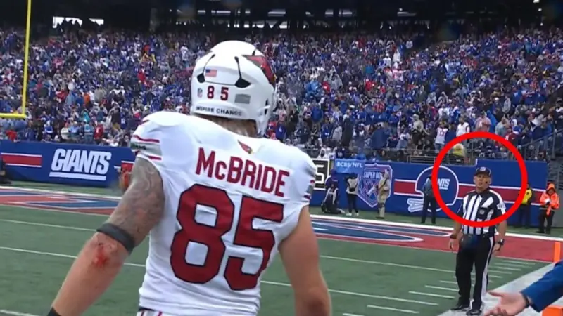 Árbitro insulta a Trey McBride en pleno partido de la NFL