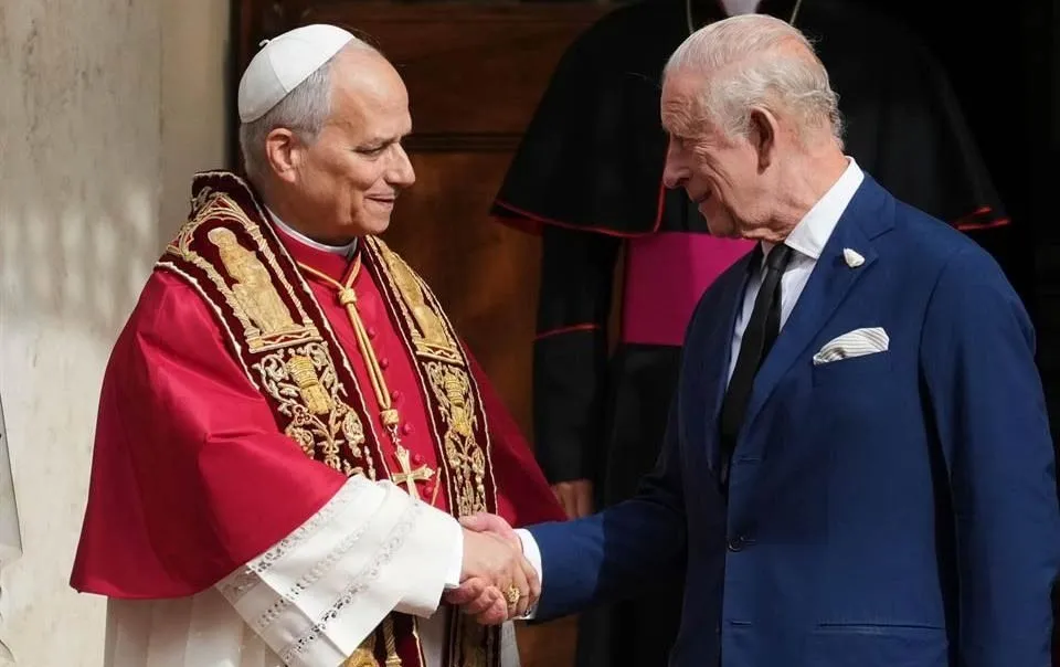 Desea Rey Charles III pronta recuperación al Papa León XIV