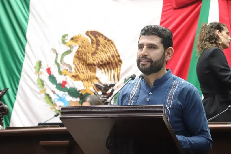 Pide Octavio Ocampo mejorar el nivel de vida de los artesanos michoacanos