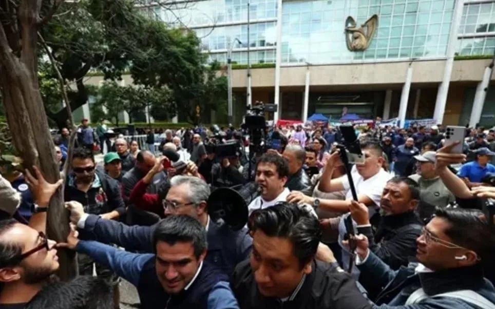 Encaran trabajadores del IMSS a Jorge Romero en conferencia