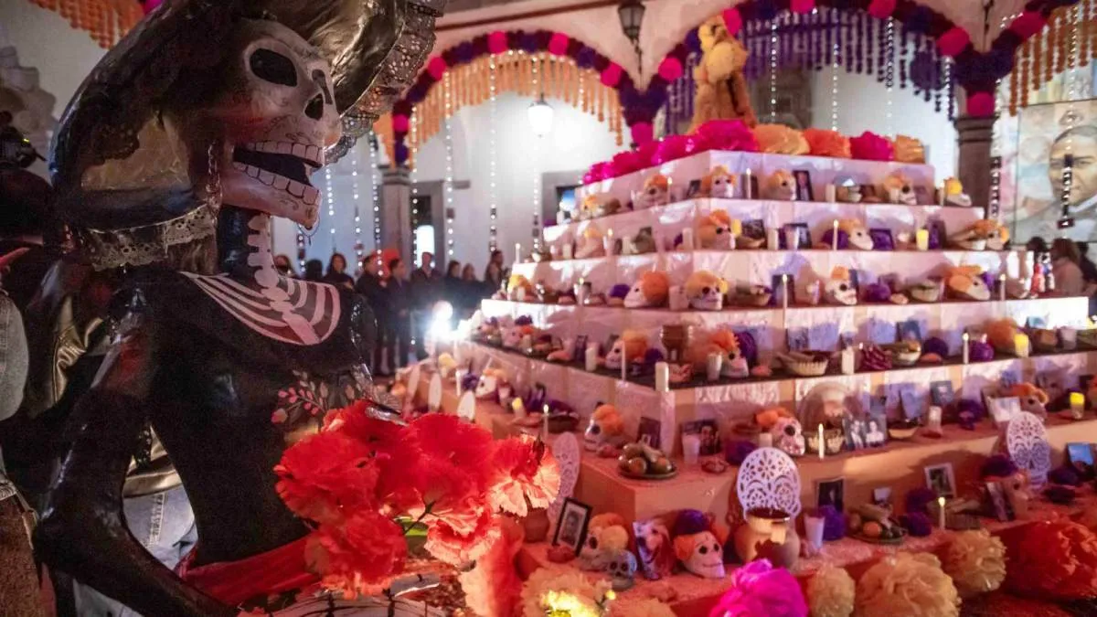 Inaugura Gobernador altar de muertos Dulces Recuerdos en Palacio de la Corregidora