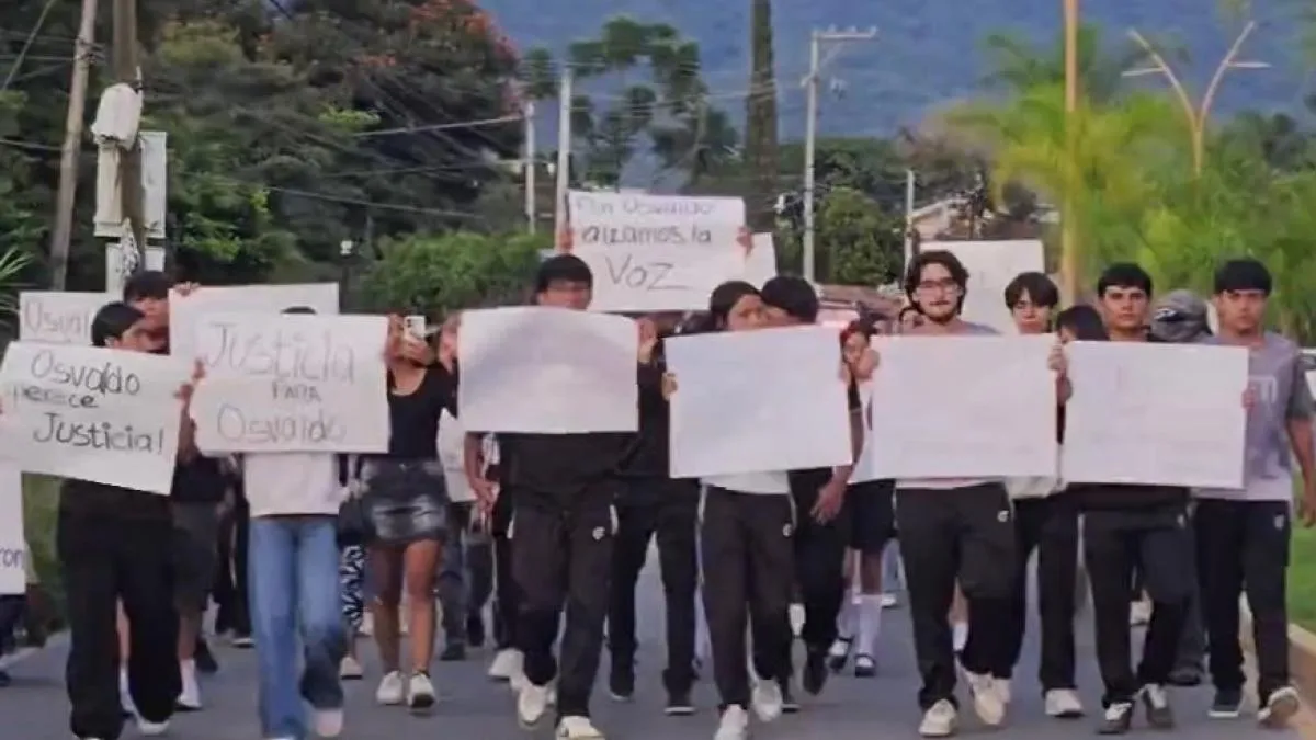 Vehículo invade carril y mata a estudiante de Bachilleres