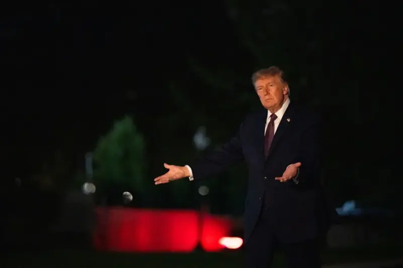 Trump presiona a Tom Cotton por ley para mantener horario de verano en EU