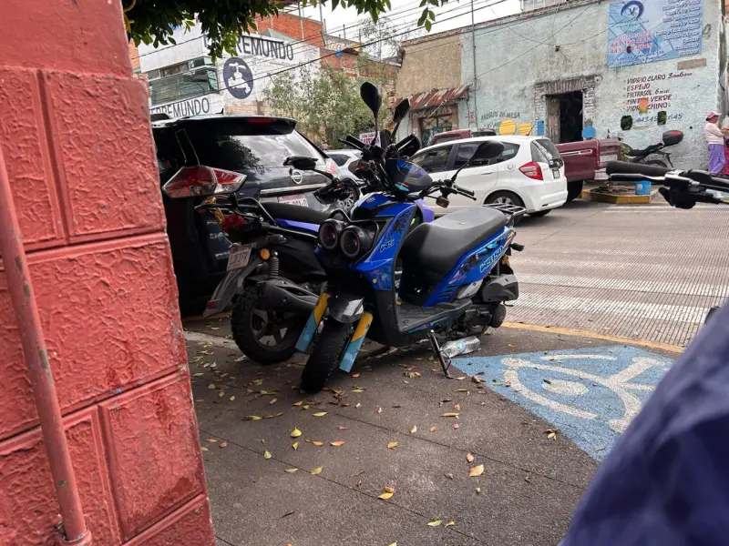 Banquetas de Ventura Puente, un obstáculo diario para peatones