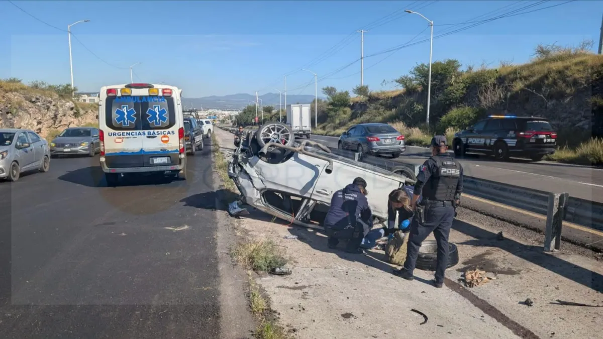 Auto vuelca en el libramiento surponiente