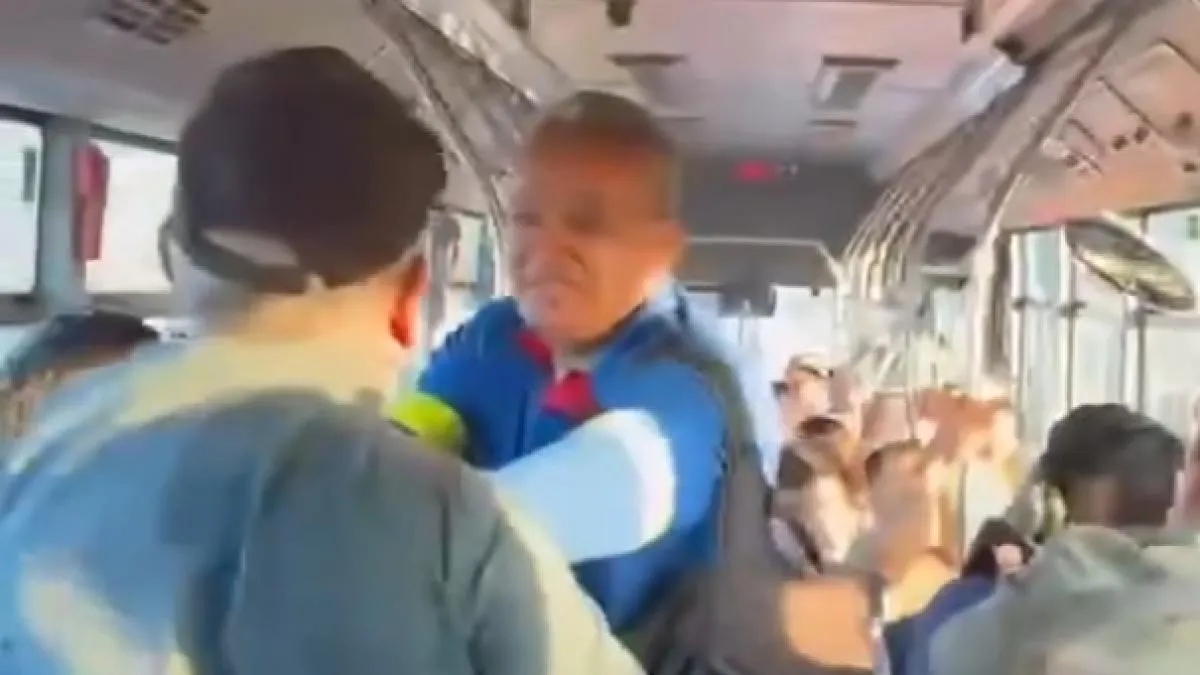 ¡Le van a pegar a la señora! Abuelitos se pelean por un asiento en el camión