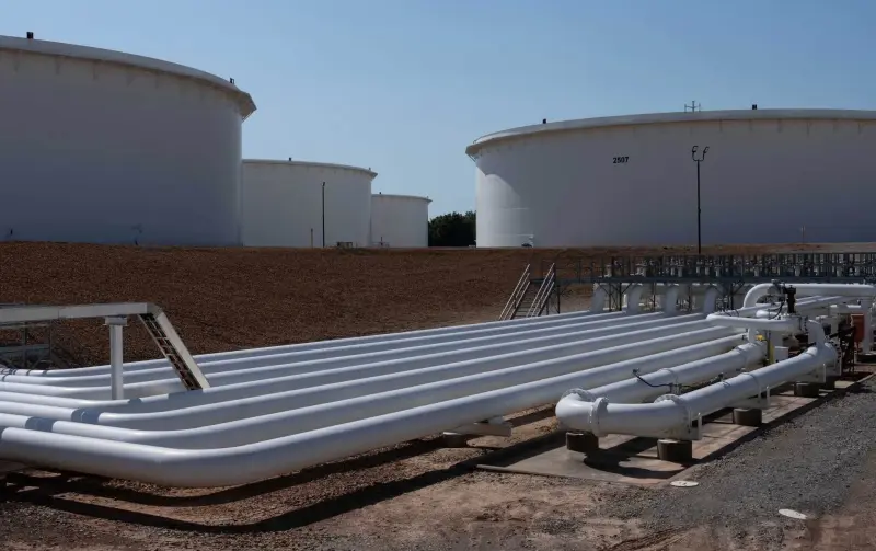 El petróleo fluye desde el golfo Pérsico, pero los precios siguen altos. ¿Por qué?