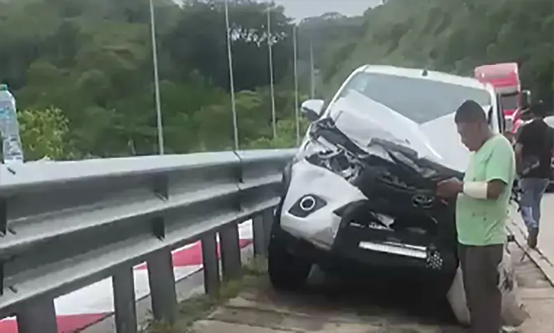 Carambola de 4 vehículos en la Autopista del Sol; 4 lesionados