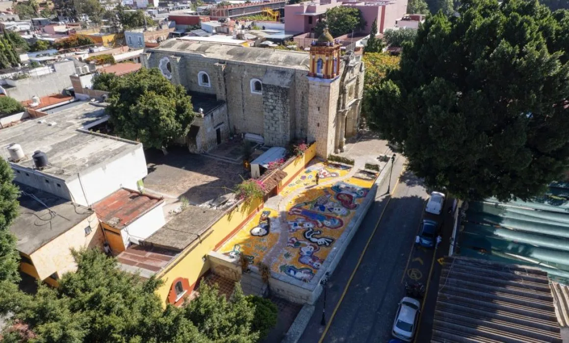 Instalan monumental tapete tradicional de arena en Oaxaca