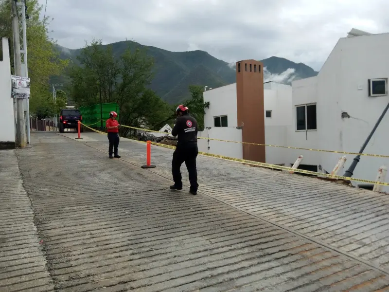 Resguardan calle por derrumbe de barda y socavón en Monterrey