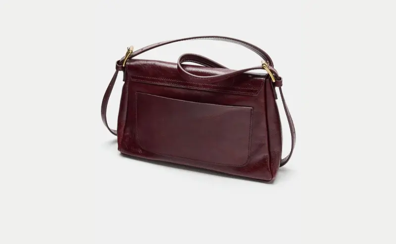 El bolso de piel bourdeos que demuestra que un buen accesorio puede cambiarlo todo