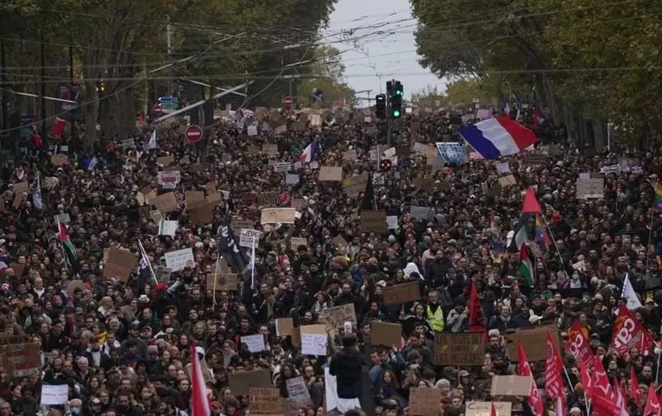 Pese a prohibiciones y blindajes, miles protestan en Francia