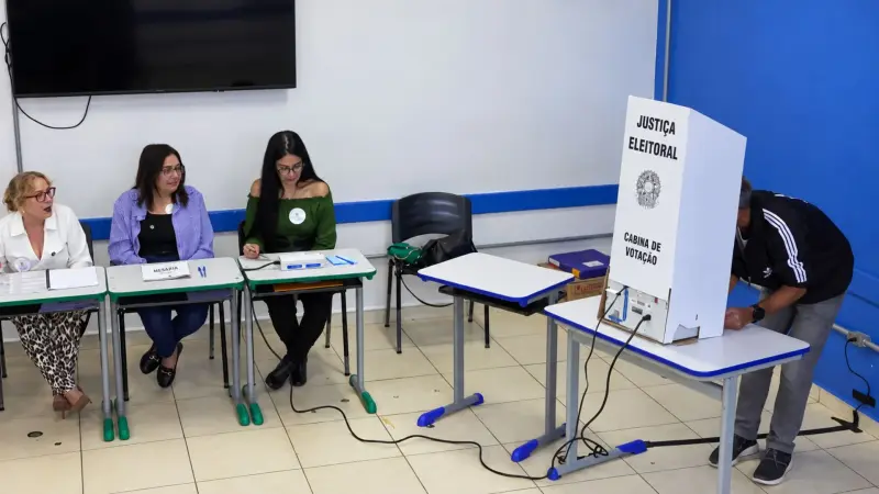 Elecciones en Brasil: Lula enfrenta a Flávio Bolsonaro